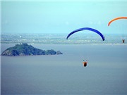 Bóng đá anh, ngoại hạng anh, lịch thi đấu euro 2012, Biểu diễn dù lượn trên biển Hải Tiến
